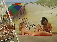 Екі лесбиянки ойнайды фонында жағажай