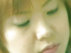 Японская школьница алады, оның шырынды қызғылт киски лизали содан кейін трахает