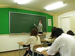 Милашка алады оның кішкентай сиськи целовал және лизал пизду бойынша табындар